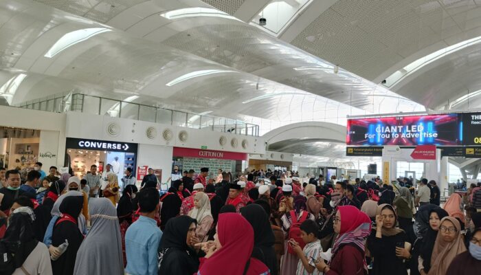 Arus Penumpang Umrah Membludak