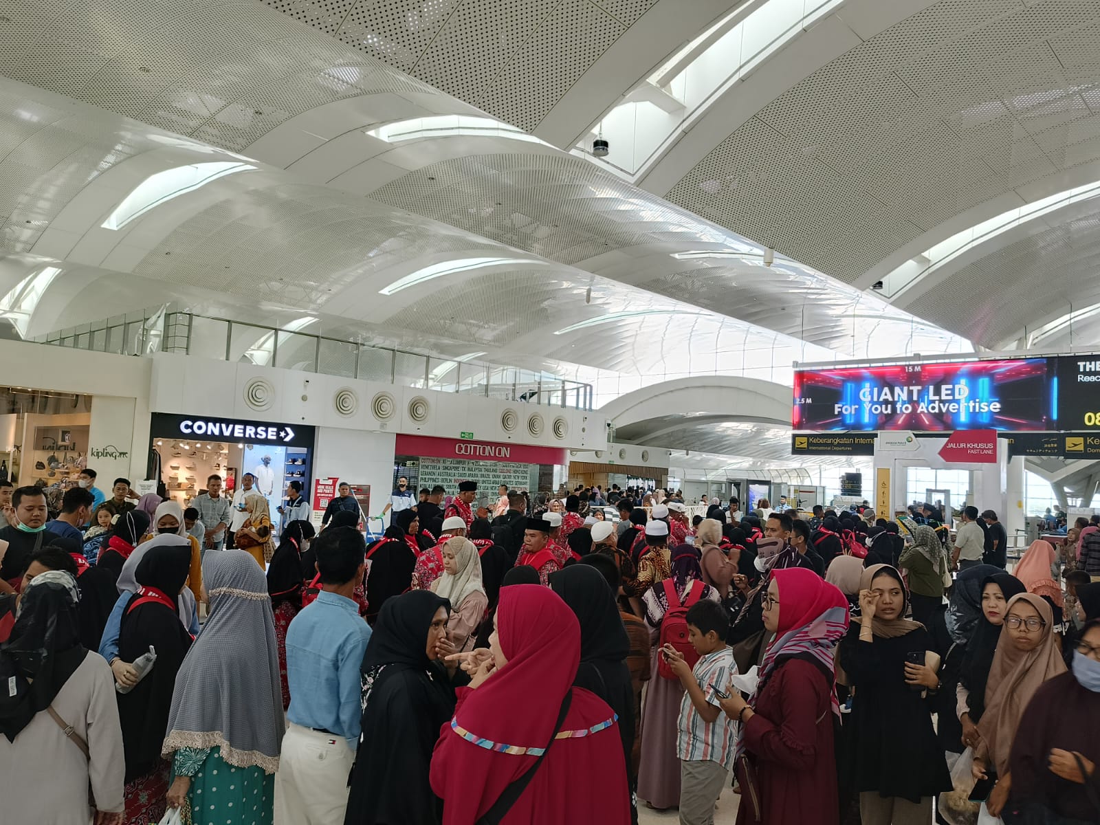Arus Penumpang Umrah Membludak