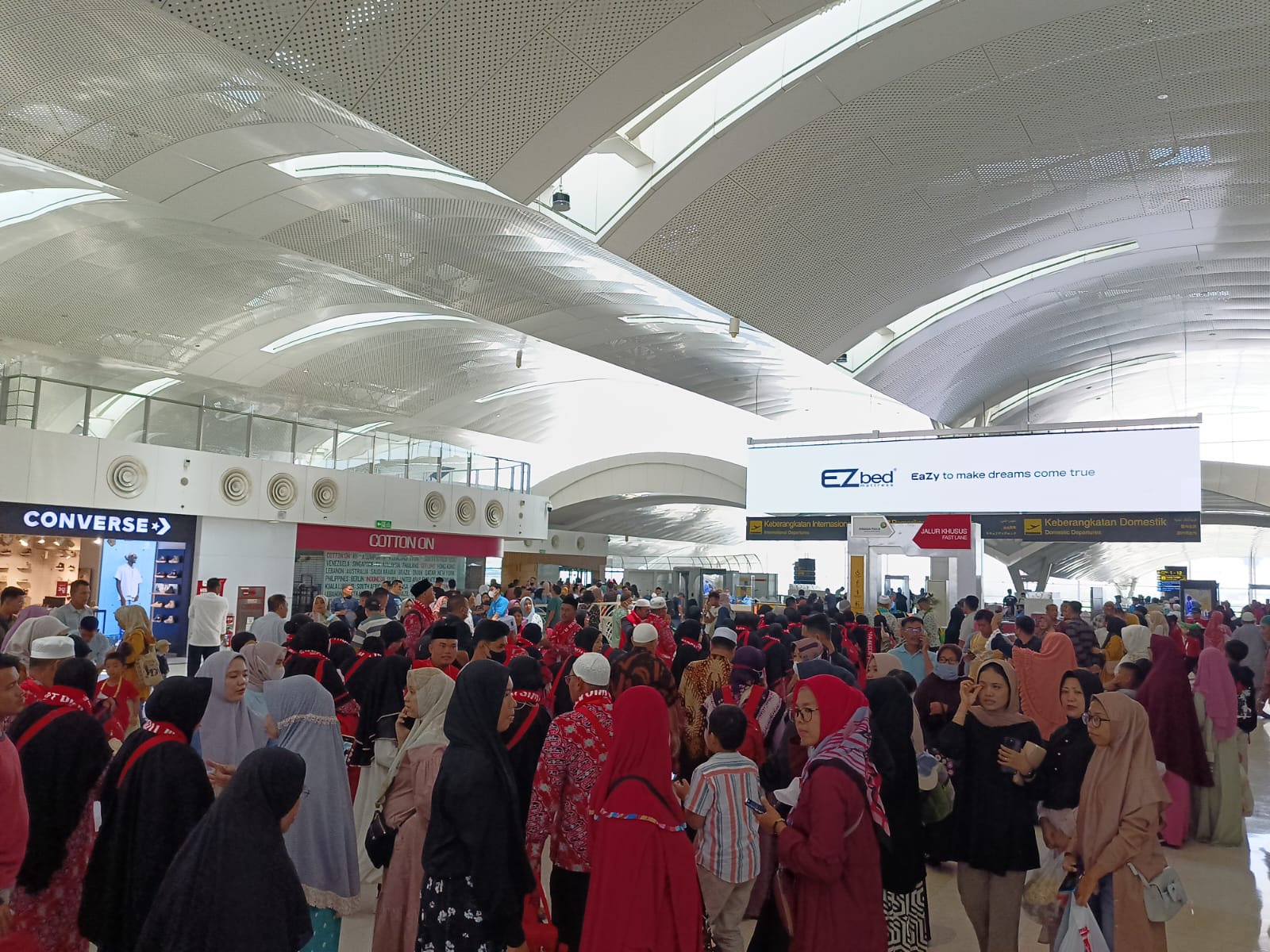 Arus Penumpang Umrah Membludak