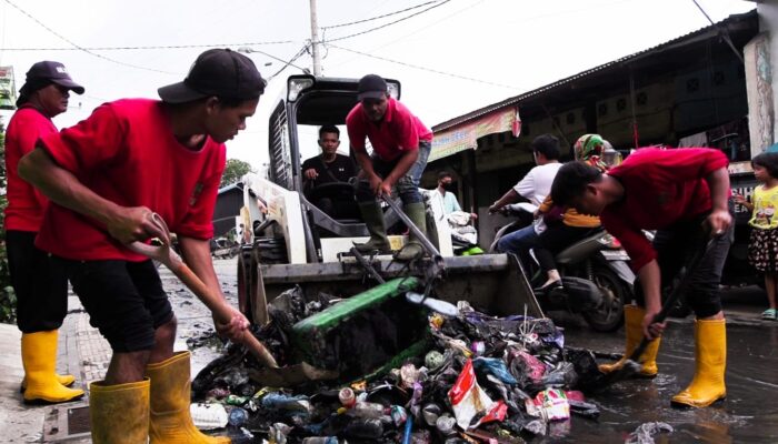 <em>Gercep Tindaklanjuti Aspirasi Warga, Bobby Nasution Mulai Normalisasi Drainase Gang Langgar Kelurahan Tegal Sari III</em>
