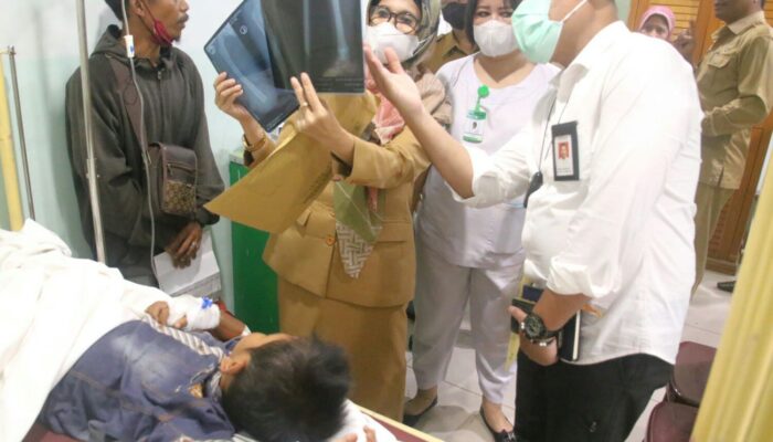 Mensos Bantu Bocah 6 Tahun Patah Kaki Akibat Tertimpa Batu Nisan