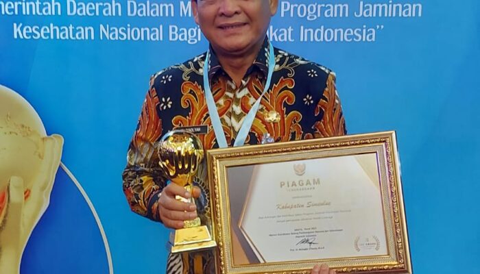Wapres Beri Award Pj. Bupati Simeulue