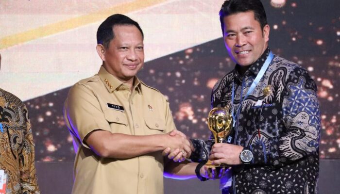 Pj Bupati Bener Meriah Terima Penghargaan Capaian UHC Dari Wapres