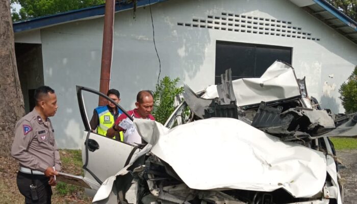 Avanza Tabrak Pembatas Jalan, Camat Sunggal, Istri Dan Staf Luka-luka