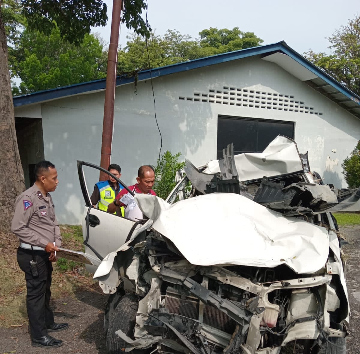 Avanza Tabrak Pembatas Jalan, Camat Sunggal, Istri Dan Staf Luka-luka