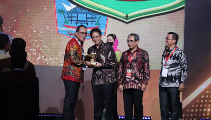 Wakil Presiden RI Berikan Penghargaan Pemda Berstatus Universal Health Coverage