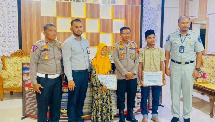 Kurang Dari 1×24 Jam, Jasa Rahaja Serahkan Santunan Korban Kecelakaan Di Pidie