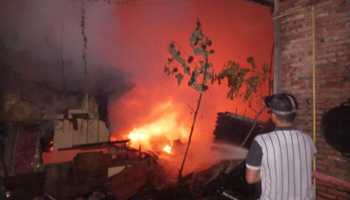 Api Bakar Sampah, Rumah Lansia Ludes Terbakar