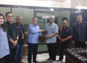 Direktur BEI, Kristian Sihar Manullang menyerahkan cinderamata berupa plakat kepada Wakil Penanggung Jawab Harian Waspada H. Sofyan Harahap di sela kunjungan silaturahmi, didampingi Kepala Divisi Penilaian Perusahaan 3 BEI, Goklas Tambunan, Kepala Unit Relasi Media BEI, Aulia Noviana Utami Putri, Staf Unit Relasi Media BEI, Ady Sutrisno, dan Kepala BEI Sumut, Muhammad Pintor Nasution, dan Redaktur Ekonomi Bisnis Harian Waspada, Sulaiman Hamzah.