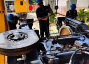 Proses penggantian roda kereta api.