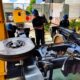 Proses penggantian roda kereta api.