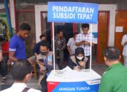 Beberapa masyarakat sedang melakukan pendaftaran Program Subsidi Tepat di salah satu SPBU Jalan Gagak Hitam Ringroad, Rabu (15/3).