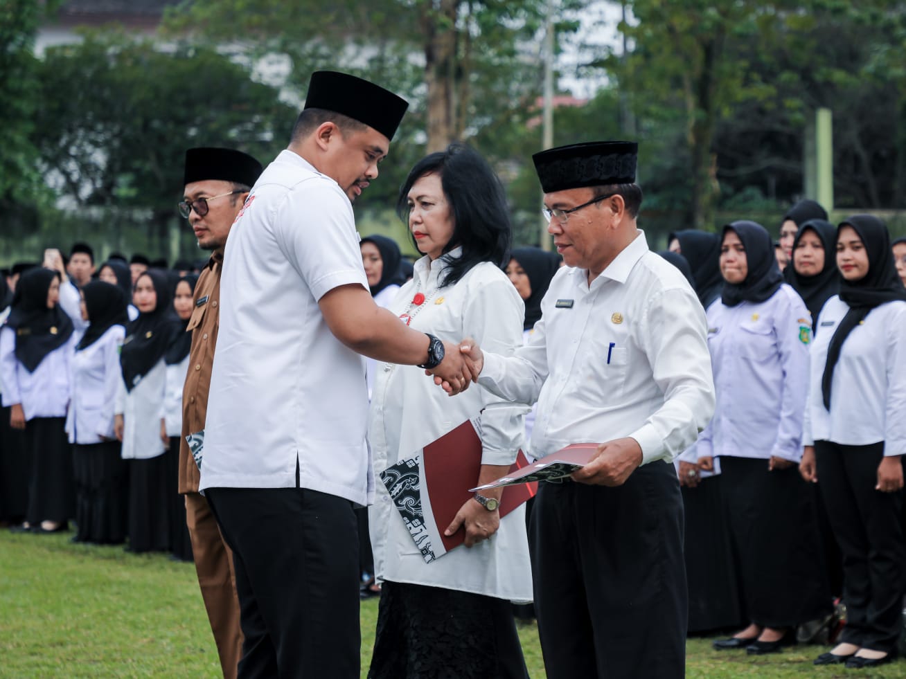 Lantik Kepala Sekolah dan Kepala Puskesmas, Bobby Nasution Sampaikan Pesan Agar Wajah Pendidikan Dan Pelayanan Kesehatan Lebih Baik