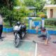 Seorang pengendara sepeda motor knalpot blong sedang menghancurkan sendiri knalpot blong yang dia pakai di hadapan petugas, Rabu, (15/3). Waspada/ist