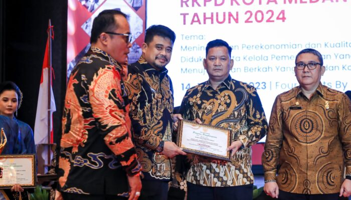 <em>Apresiasi Atas Inovasi Pelayanan Publik, Bobby Nasution Serahkan Penghargaan kepada Perangkat Daerah</em>