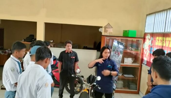 Perkenalkan Kendaraan Listrik, Bike Electric Education Goes To School