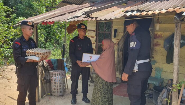 Jelang Ramadan, Brimob Kompi 2 Batalyon B Pelopor Aramiyah Bagi Sembako