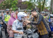 Dukung Peningkatan Kesadaran Masyarakat Tertib Lalu Lintas, Bobby Nasution Bagikan Leaflet & Helm