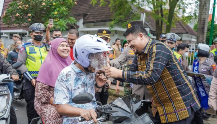 Dukung Peningkatan Kesadaran Masyarakat Tertib Lalu Lintas, Bobby Nasution Bagikan Leaflet & Helm
