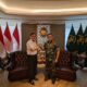 Laksma TNI Yulianus Zebua dan tokoh masyarakat Nias yang juga Menteri Hukum dan HAM RI Prof. Yasonna H. Laoly.