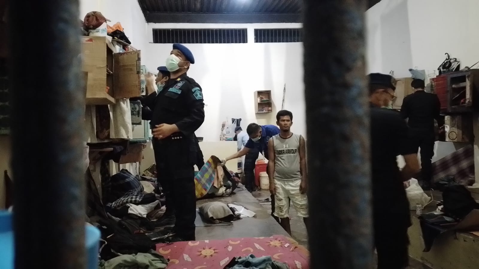 Tim Gabungan Mendadak Geledah Kamar Narapidana Latabas Malam Hari