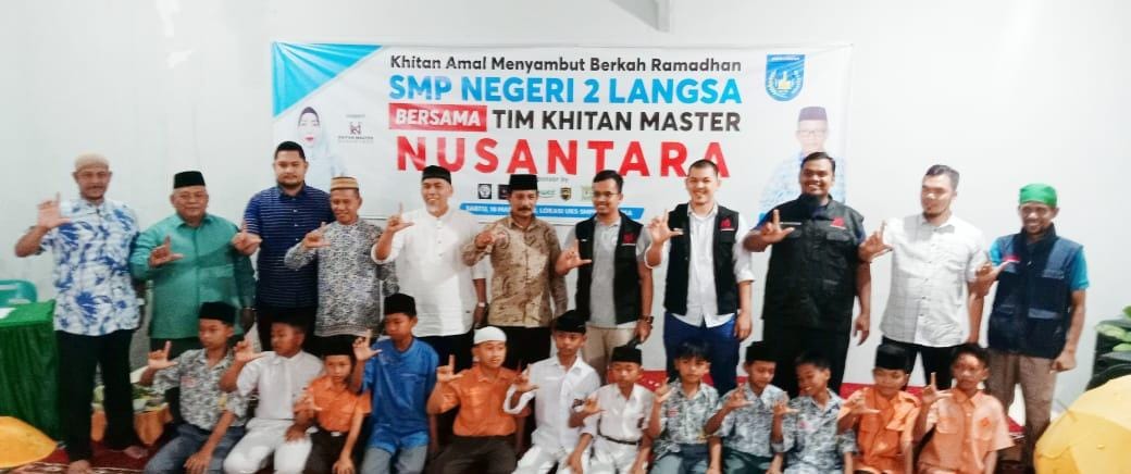 Tim Khitan Master Nusantara Khitan Amal Go To School Di SMPN 2 Langsa