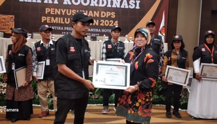 Pantarlih Palas Tercepat Laksanakan Coklit Terima Penghargaan