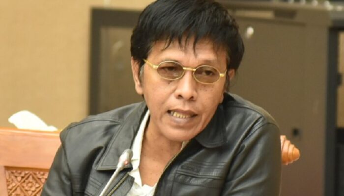 <em>SIAPA PEMBUNUH UMKM?</em>