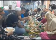 Jelang Ramadhan, Warga Gang Oli Makan Nasi Liwet Di Atas Daun Pisang
