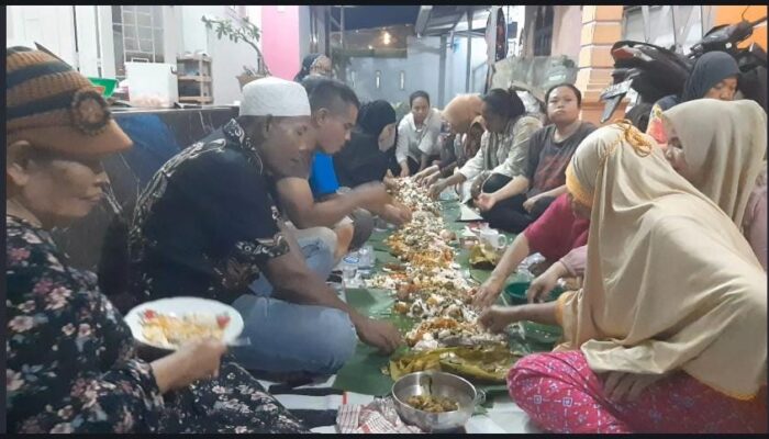 Jelang Ramadhan, Warga Gang Oli Makan Nasi Liwet Di Atas Daun Pisang