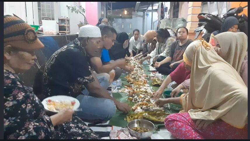 Jelang Ramadhan, Warga Gang Oli Makan Nasi Liwet Di Atas Daun Pisang