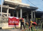 Masyarakat Bersama Brimob Polda Aceh Bersihkan Masjid Sambut Ramadan 1444 H