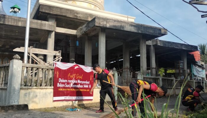 Masyarakat Bersama Brimob Polda Aceh Bersihkan Masjid Sambut Ramadan 1444 H