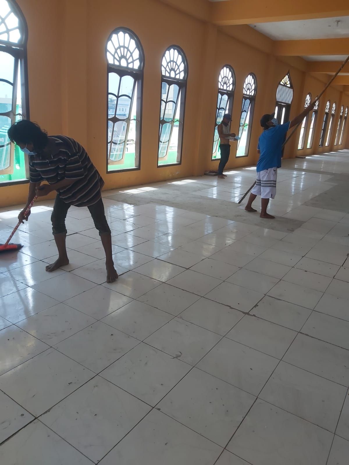 Jelang Ramadan, BKM Masjid Raya P.Brandan Gotong Royong Bersihkan Masjid