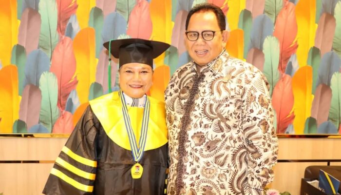 Ribka Tjiptaning Dianugerahi Gelar Doktor Kehormatan