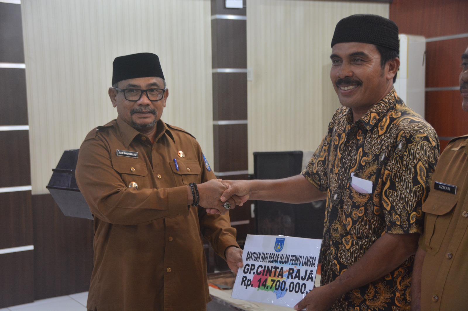 Pemko Langsa Salurkan Bantuan Uang Meugang Untuk Fakir
