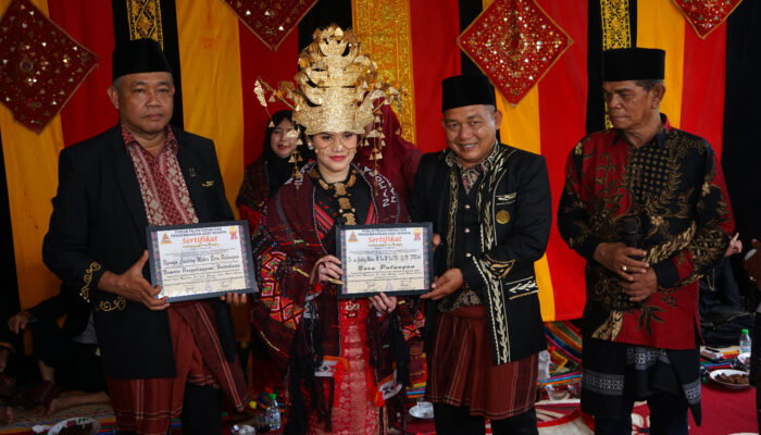 Mengabdi Tangani Stunting, Dr. Chastry MP Dinobatkan Namora Pangalinggomi Hatorkisan Pulungan