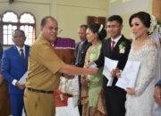 Terapkan Pelayanan Ceria, Dukcapil Humbahas Serahkan Dokumen Pengantin Baru