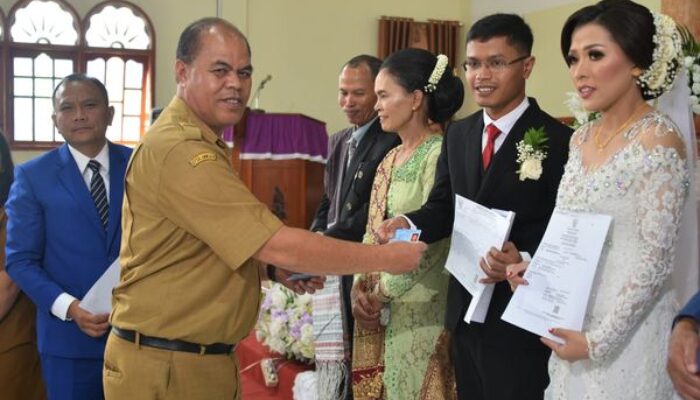 Terapkan Pelayanan Ceria, Dukcapil Humbahas Serahkan Dokumen Pengantin Baru