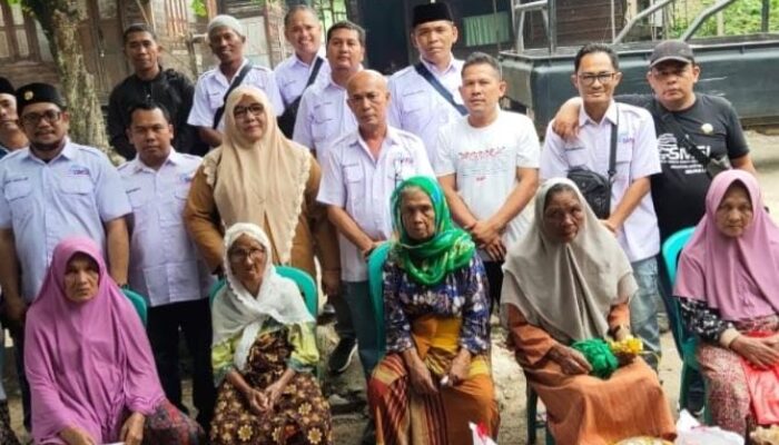 Sambut Ramadhan, SMSI Madina Berbagi Dengan Lansia