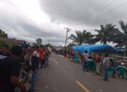 Massa Singkuang 1 Bertahan, Salat Tarawih Di Areal PT RPR