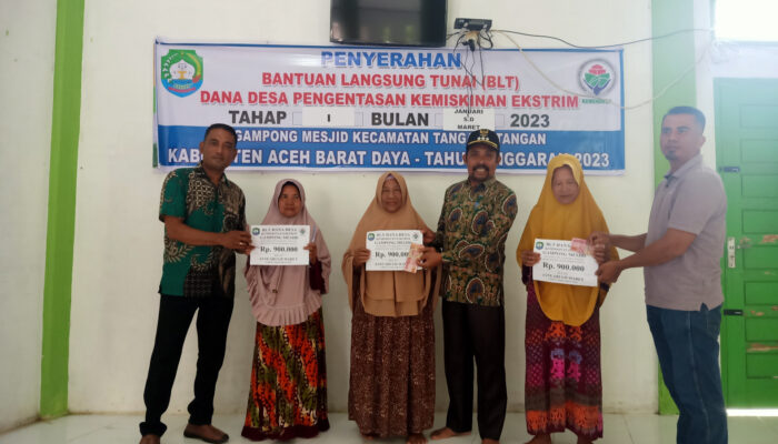 Warga Masjid Abdya Terima BLT-DD