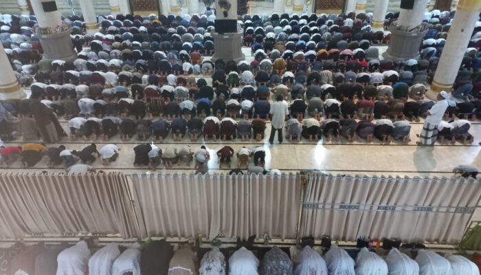 Tarawih Perdana Membludak Di Masjid Agung Darussalihin, Idi