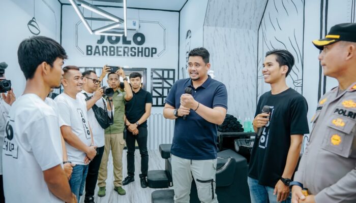 Jolo Barbershop Pekerjakan Dua Lulusan Pelatihan Disnaker Medan