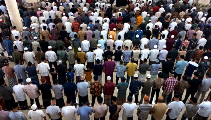 Jumat Perdana, Ribuan Jamaah Padati Masjid Agung Darussalihin Idi