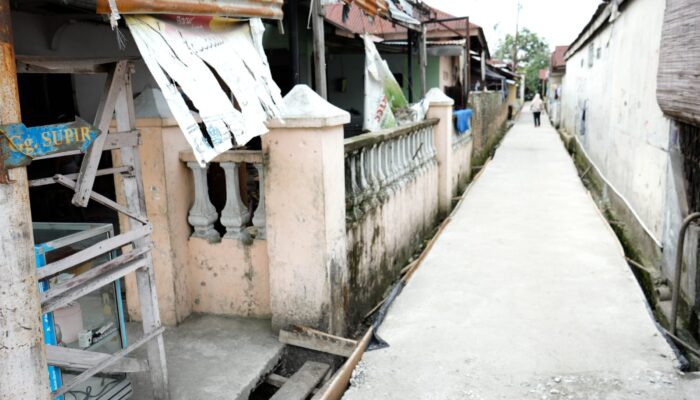 <em>Warga Senang, Dana Kelurahan Dimanfaatkan untuk Beton Jalan Rusak</em>