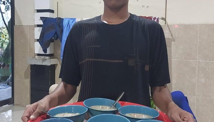 Buka Bersama Di Masjid Ghaudiyah, Bubur Sup Menjadi Hidangan Utama