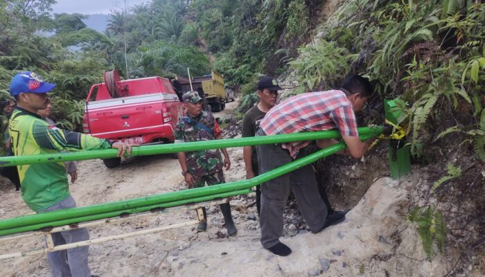 Illegal Logging Di Tapsel, Pelaku Rusak Portal Polisi