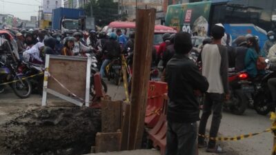 Proyek Pemasangan Pipa Air Sebabkan Kemacatan Lalin Di Jl. Gatot Subroto
