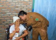 Bupati Labura Serahkan Bantuan Kursi Roda